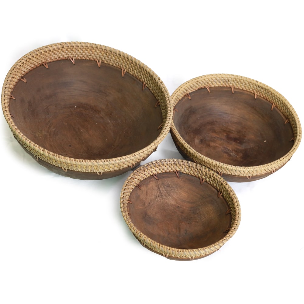 Set aus zwei Holzschalen mit Seegrasverzierung in verschiedenen Größen