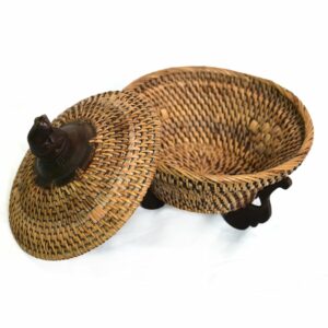 Dunkle Schale mit Deckel aus Seegras und Teakholz