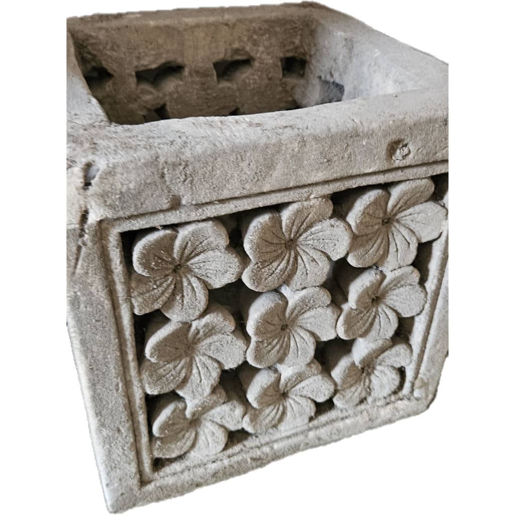 Gartenlaterne „Frangipani“ aus handgefertigtem Kalkstein mit floralen Motiven, 35 × 35 cm