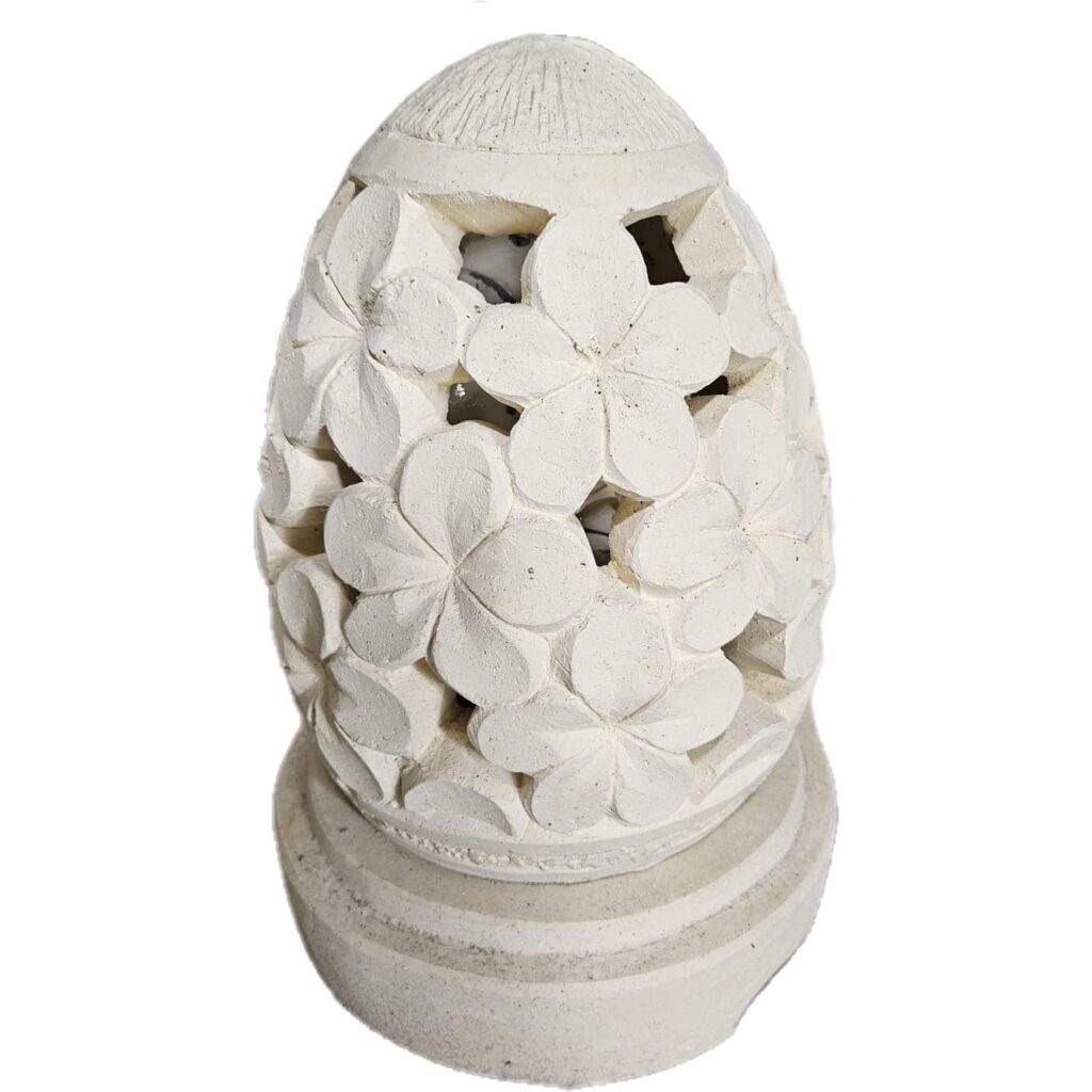 Gartenobjekt „Telur Bunga“ in Ei-Form mit Frangipani-Dekor aus verstärktem Beton
