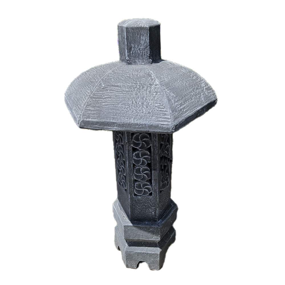 Elegante Gartenlaterne aus robustem Vulkanstein mit Jepun-Blütenmotiv