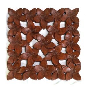 Quadratisches Wandrelief mit Frangipani-Motiv aus Teakholz, 30 cm