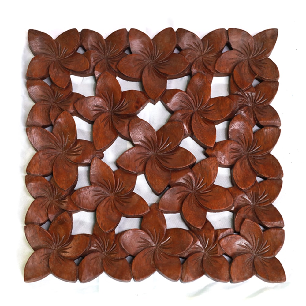 Quadratisches Wandrelief mit Frangipani-Motiv aus Teakholz, 30 cm