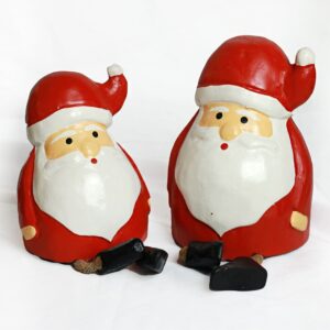 Set aus zwei sitzenden Weihnachtsmännern – handgefertigt aus Bali