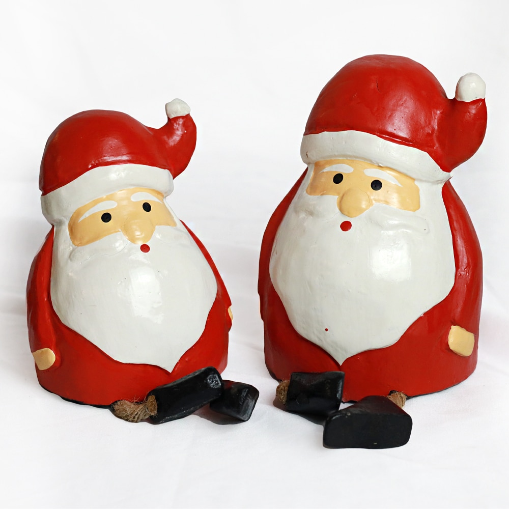 Sitzender Weihnachtsmann aus Albesia-Holz, 13 cm