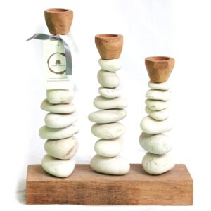 3er Kerzenhalter aus weißem Naturstein auf Teakholz, 35x40 cm