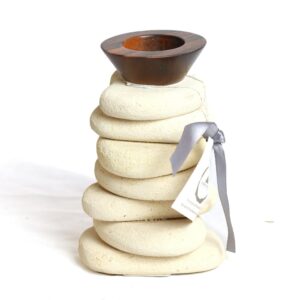 Stilvoller Kerzenhalter mit weißen Natursteinen