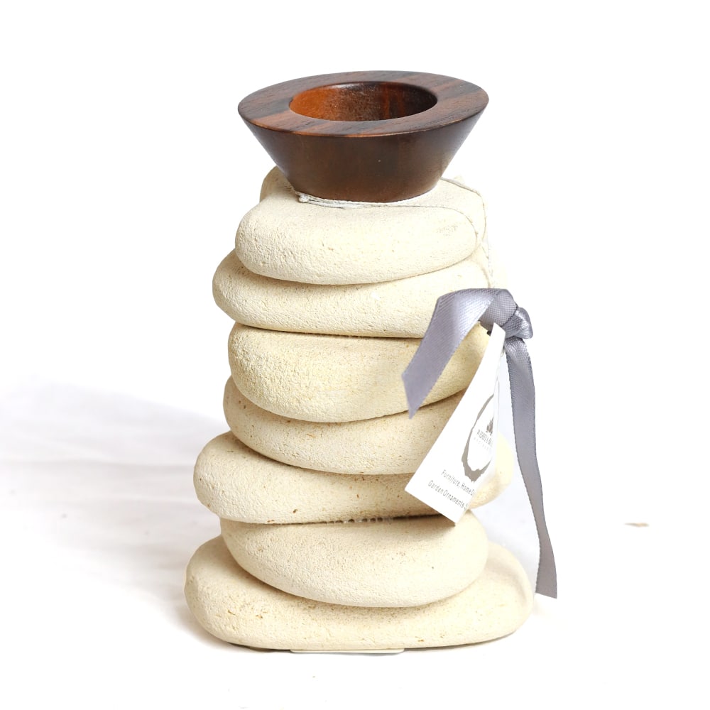 Stilvoller Kerzenhalter mit weißen Natursteinen