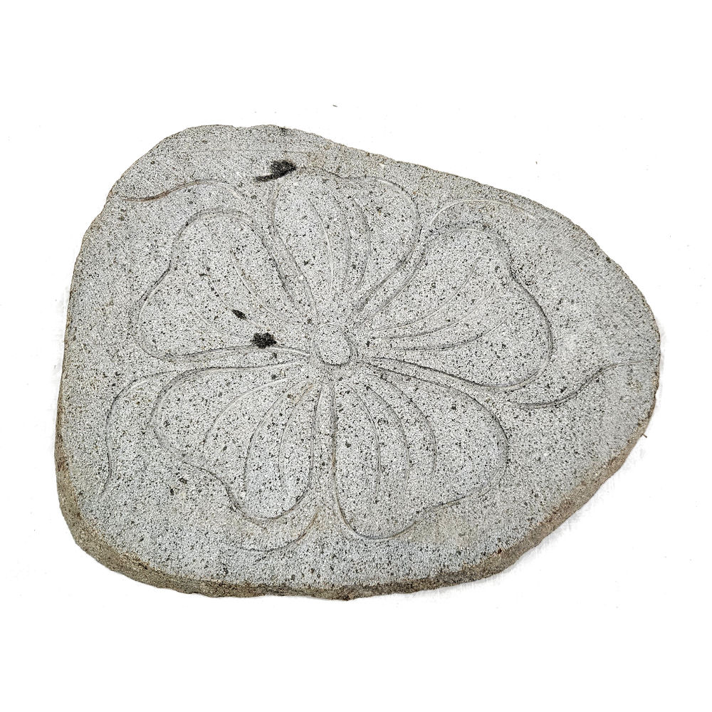 Garten-Bodenfliese mit Hibiskusmotiv, ca. 50x40 cm, variable Form