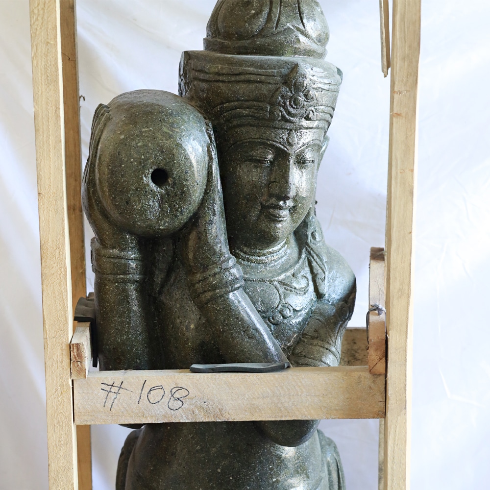 Dewi Danu Wasserspeier aus balinesischem Greenstone, 160 cm hoch
