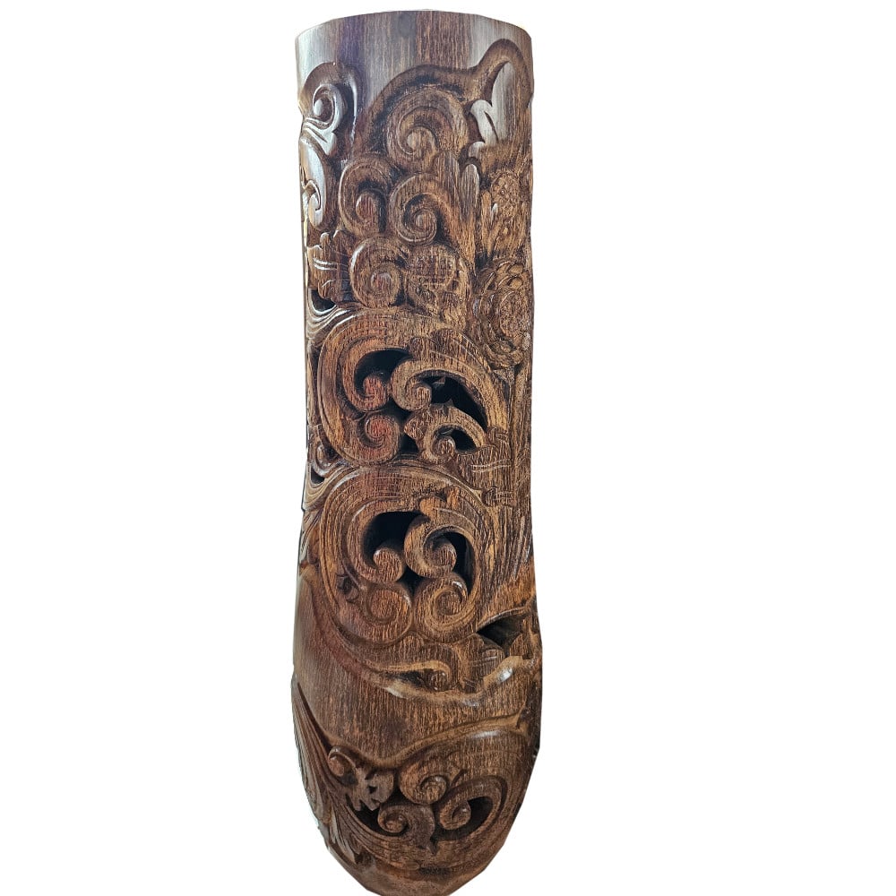 Lembongan Palmenvase mit kunstvoller Schnitzdekoration, 150 cm Höhe