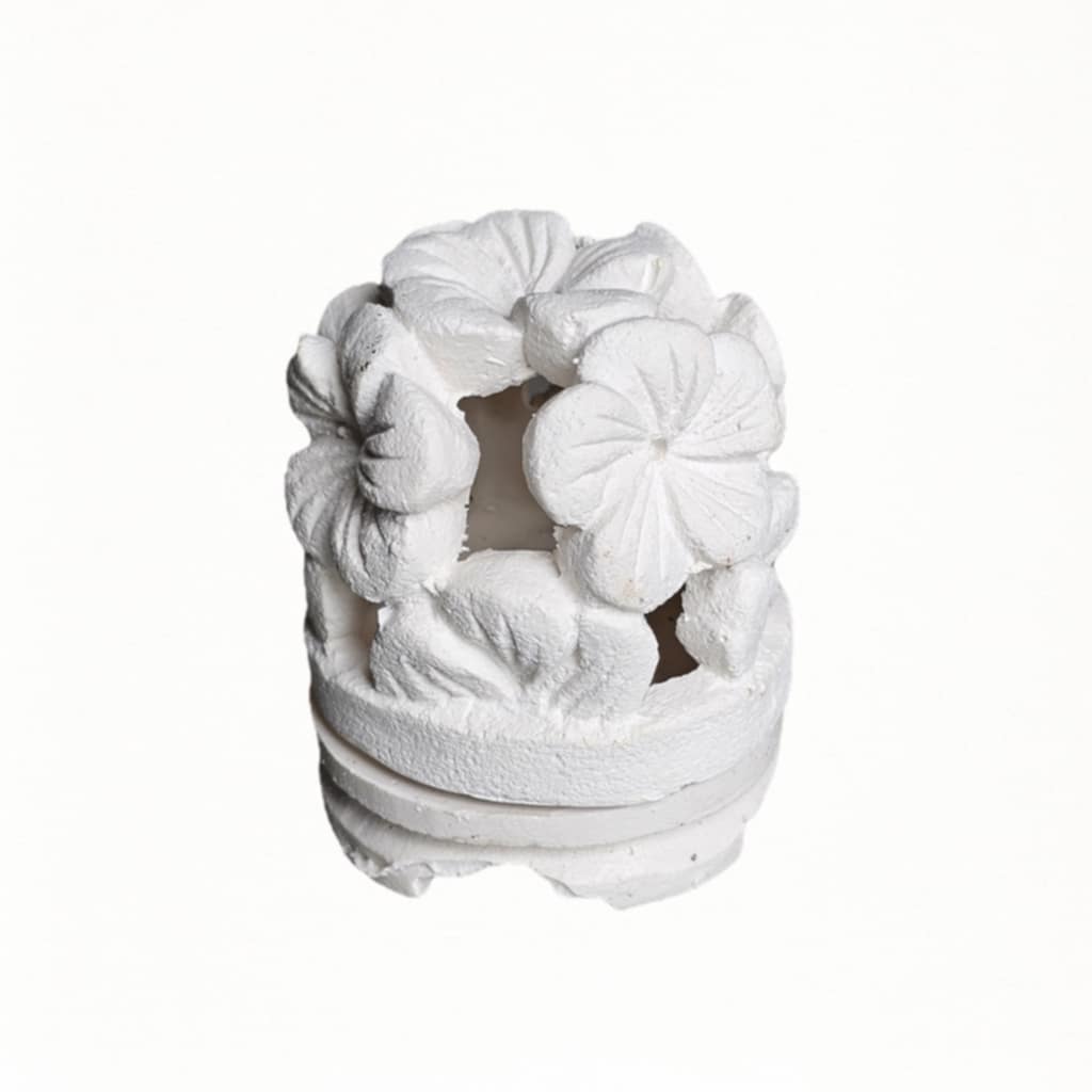 Melati Gips-Teelichthalter mit Plumeria-Motiv, 10 cm hoch