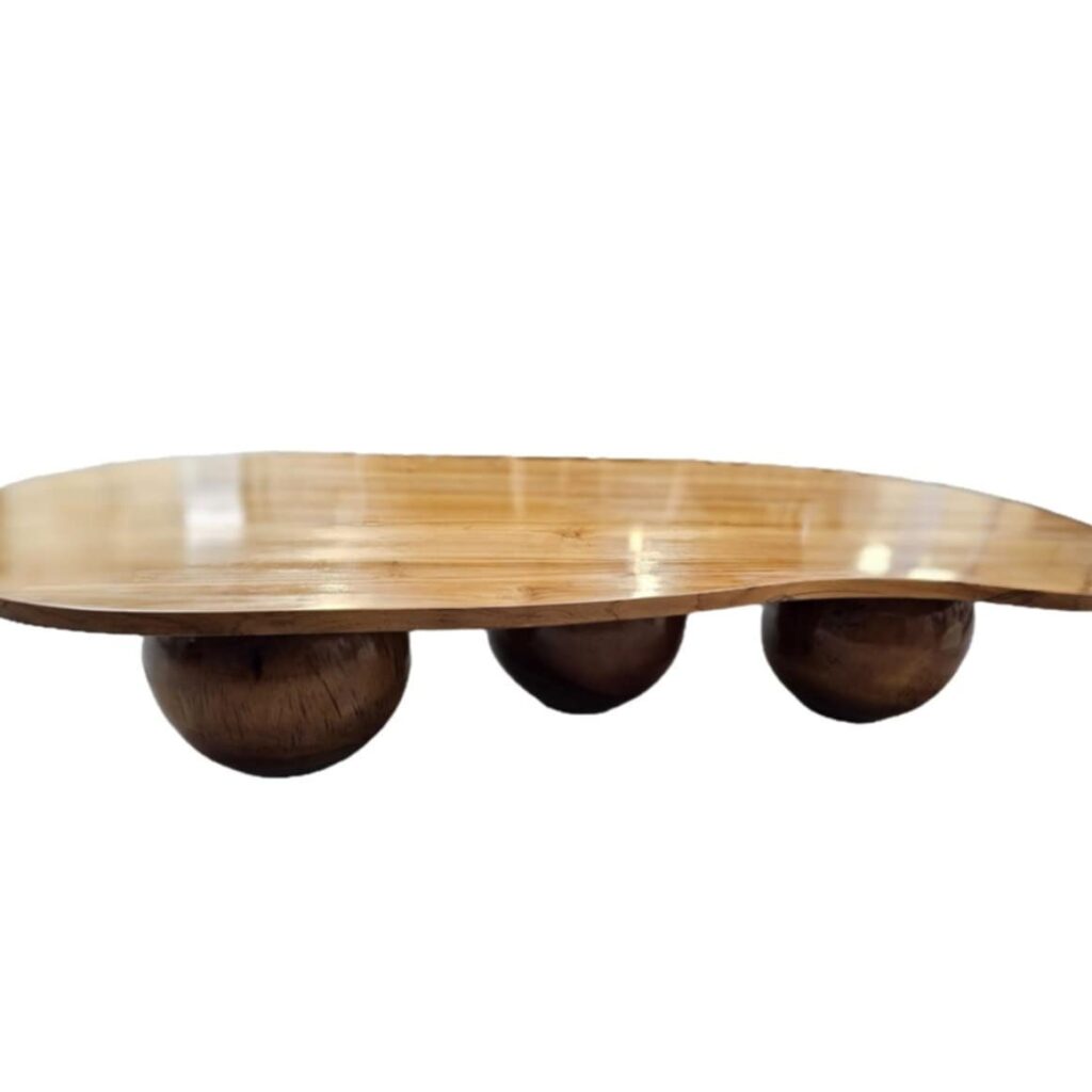 Couchtisch aus Teakholz auf drei massiven Kugeln