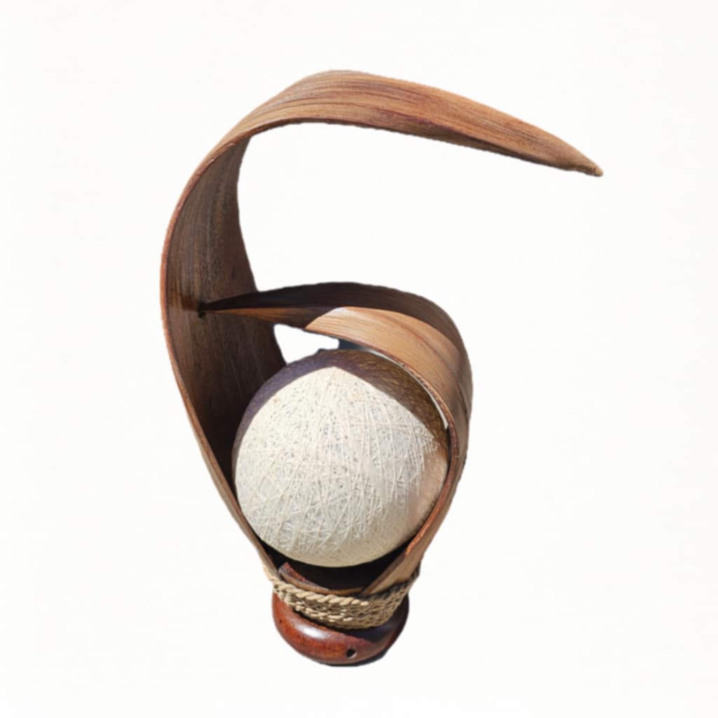 Laras Tischlampe mit Palmblättern in warmem Nussbraun